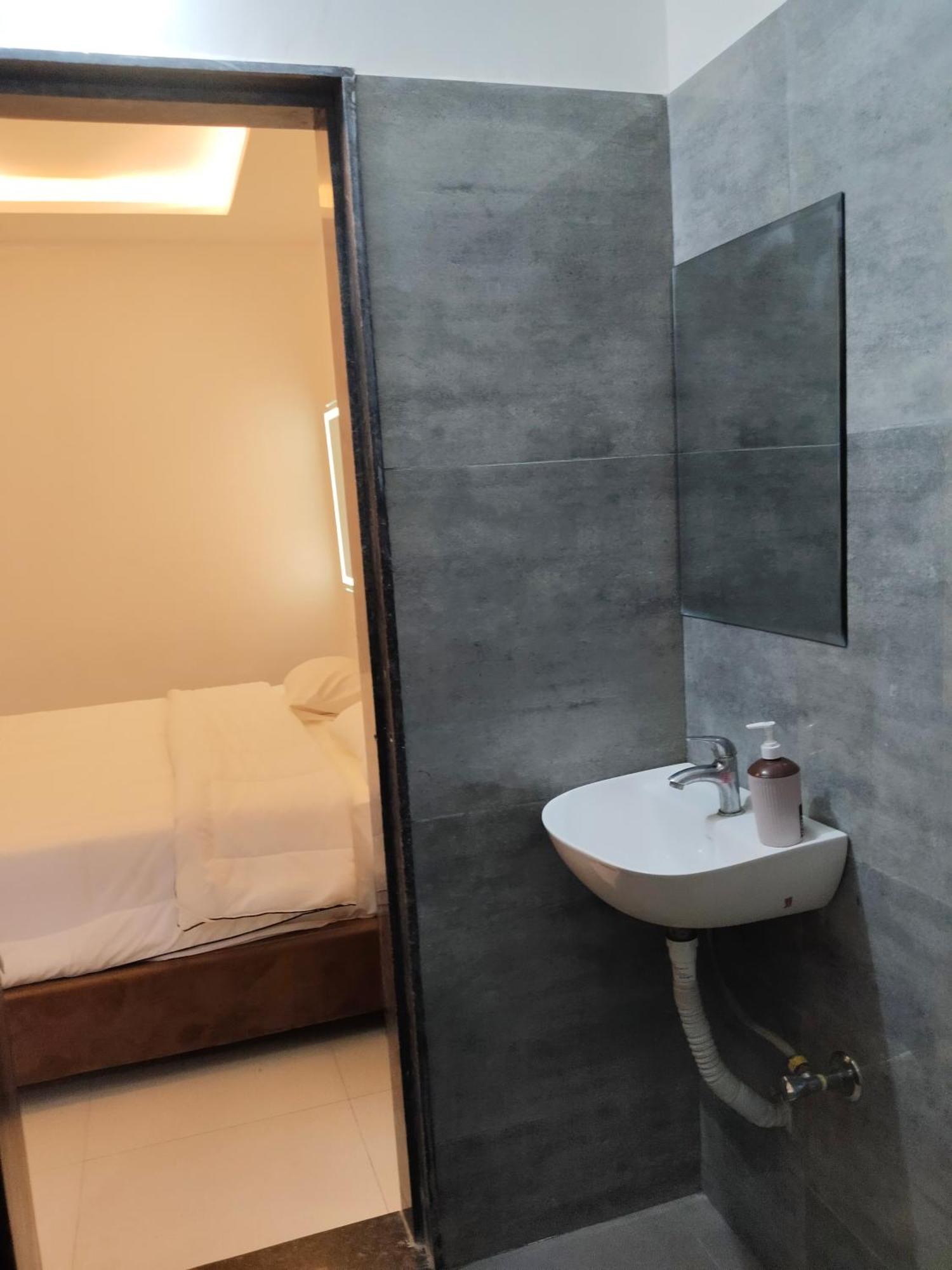 Hotel Kiwi Inn Vijaynagar Scheme 78 印多尔 外观 照片
