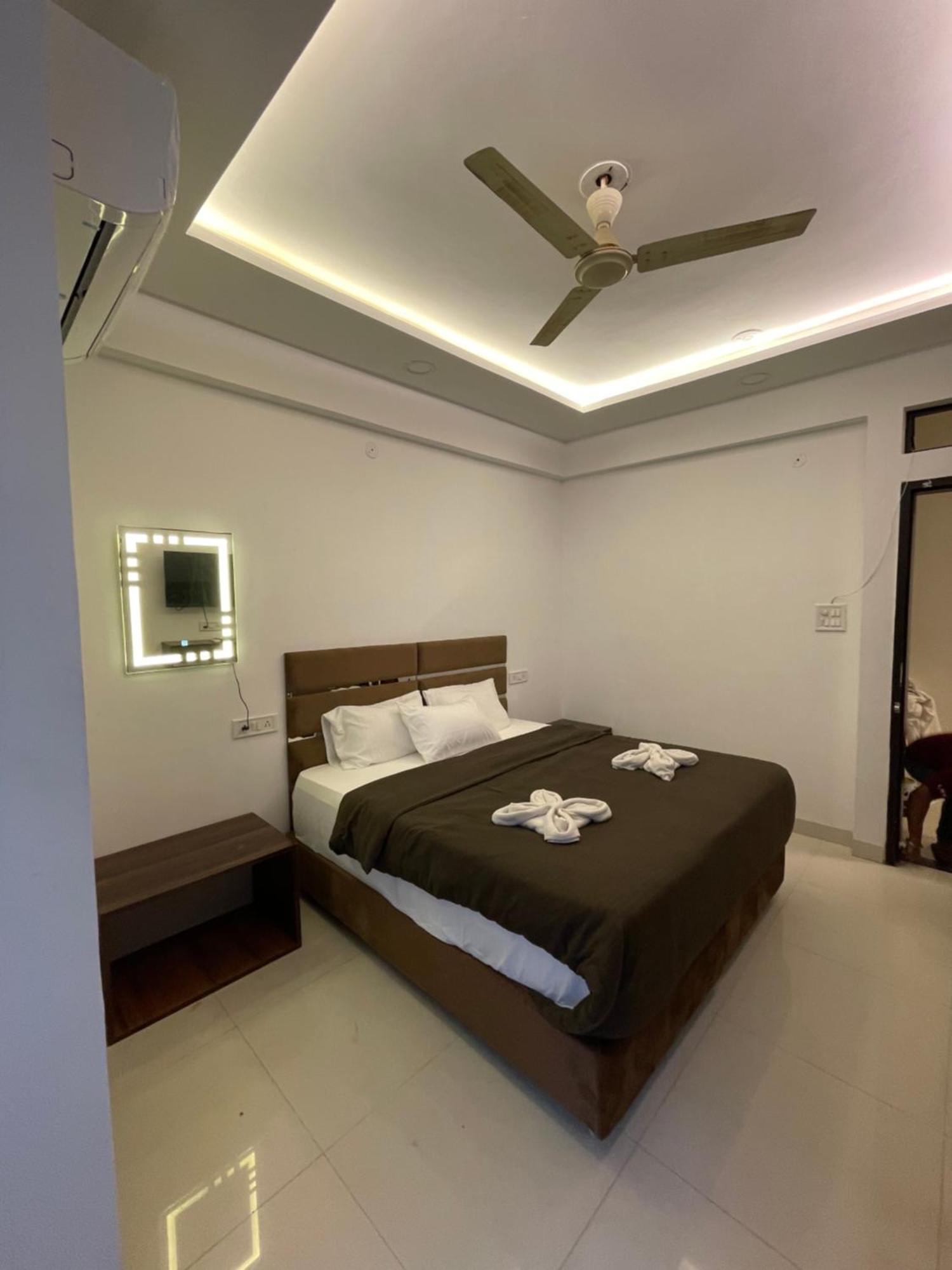 Hotel Kiwi Inn Vijaynagar Scheme 78 印多尔 外观 照片