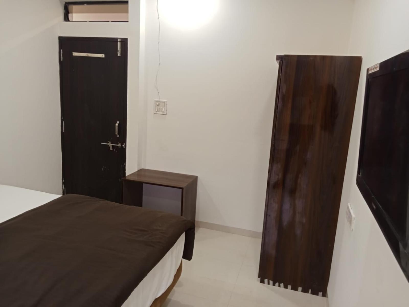 Hotel Kiwi Inn Vijaynagar Scheme 78 印多尔 外观 照片