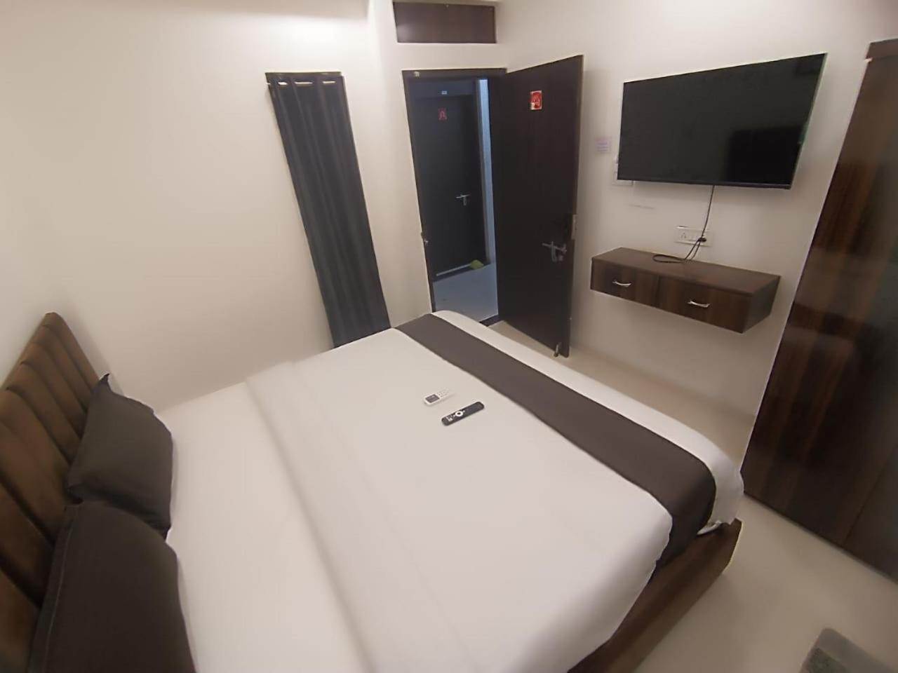 Hotel Kiwi Inn Vijaynagar Scheme 78 印多尔 外观 照片