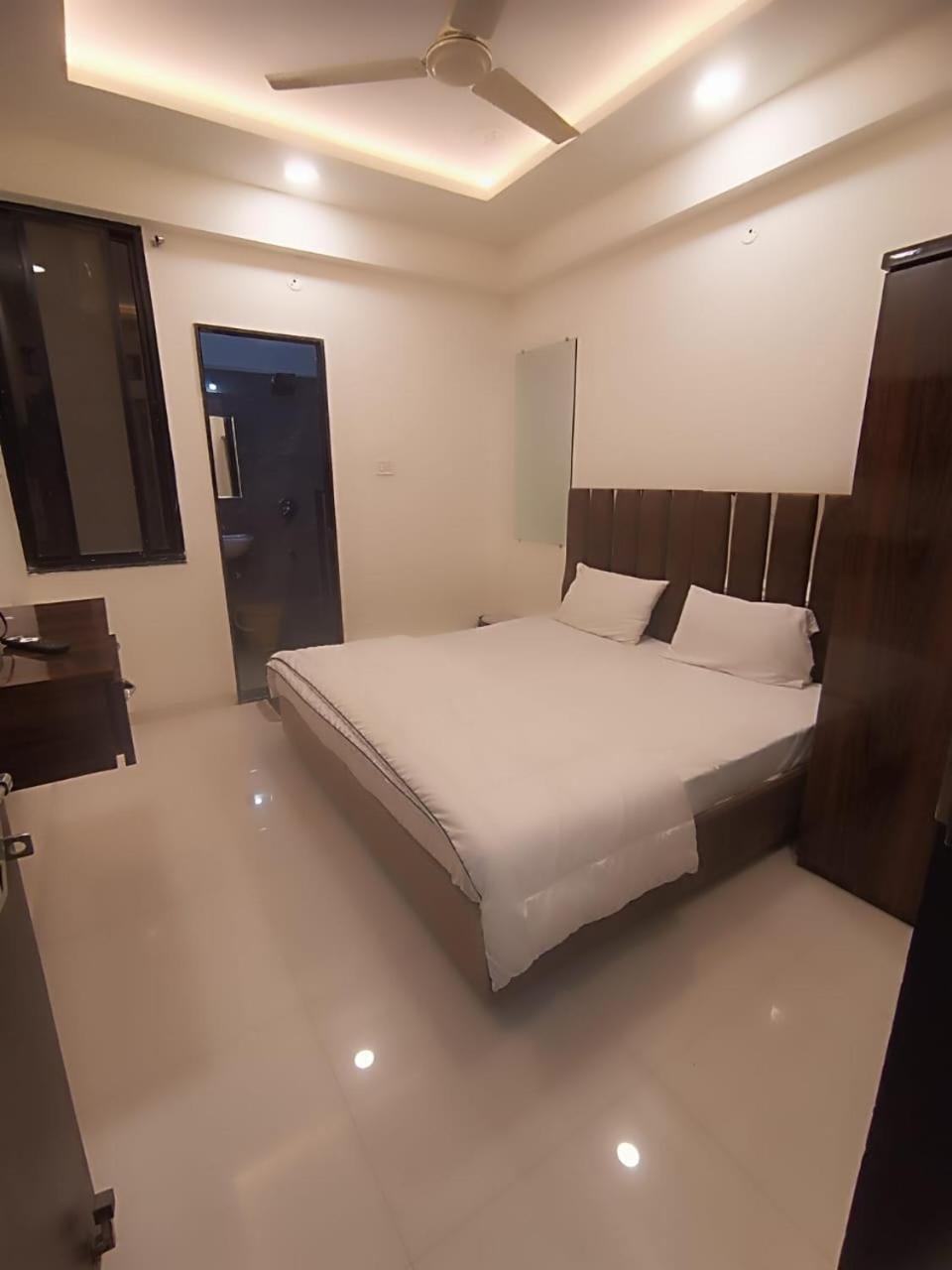 Hotel Kiwi Inn Vijaynagar Scheme 78 印多尔 外观 照片