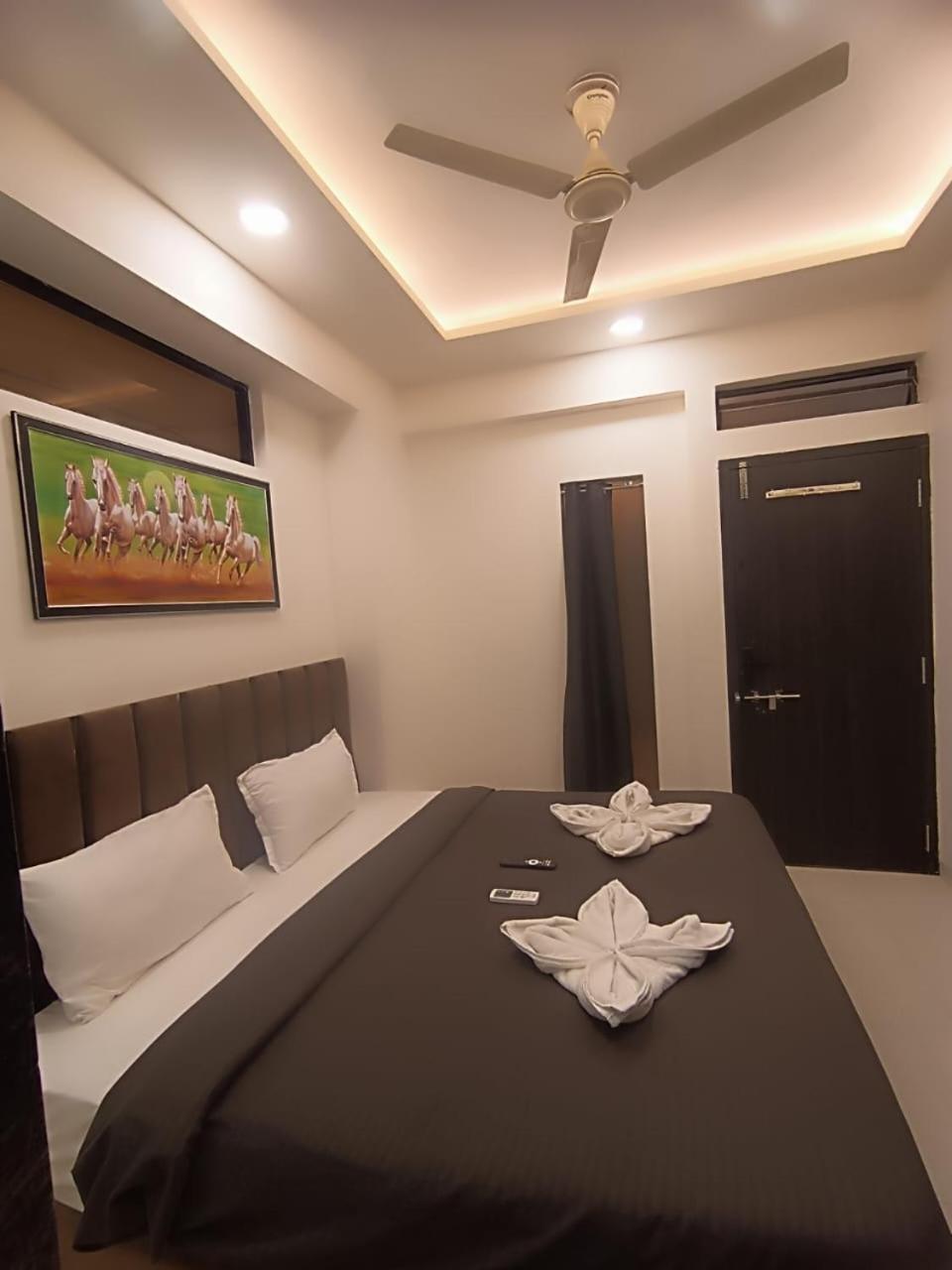 Hotel Kiwi Inn Vijaynagar Scheme 78 印多尔 外观 照片